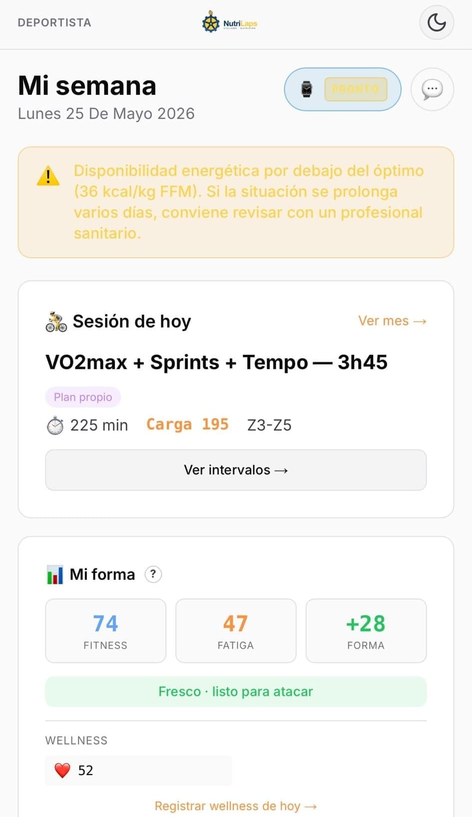Pantalla «Mi semana» de un atleta en el móvil. Arriba, un aviso naranja advierte de disponibilidad energética por debajo del óptimo, 36 kilocalorías por kilo de masa libre de grasa, y recomienda revisarlo con un profesional sanitario si se prolonga. Debajo, la sesión de hoy: VO2max más sprints más tempo, 3 horas y 45 minutos, 225 minutos, carga 195, zonas Z3 a Z5. Al pie, el bloque «Mi forma» con fitness 74, fatiga 47 y forma +28, resumido como «fresco, listo para atacar».